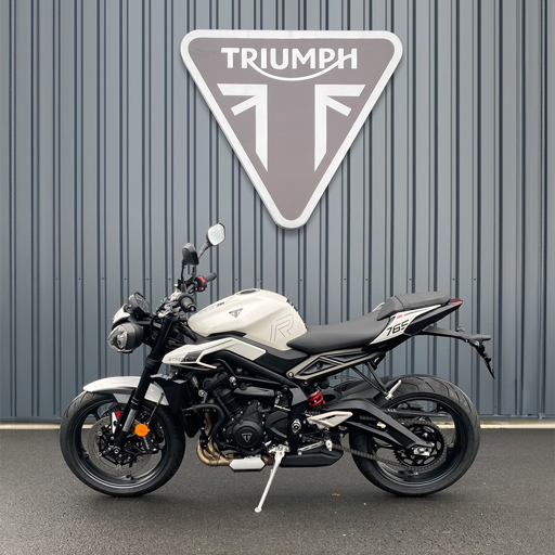 Triumph Street Triple 765 weiss vor Schauraum Paderborn