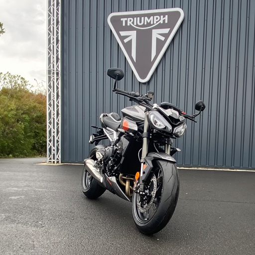 Triumph Street Triple 765 RS in silber vor Schauraum Paderborn