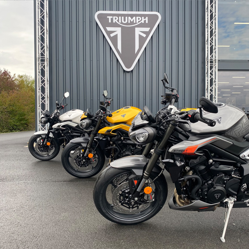 drei Triumph Street Triple vor Schauraum Paderborn