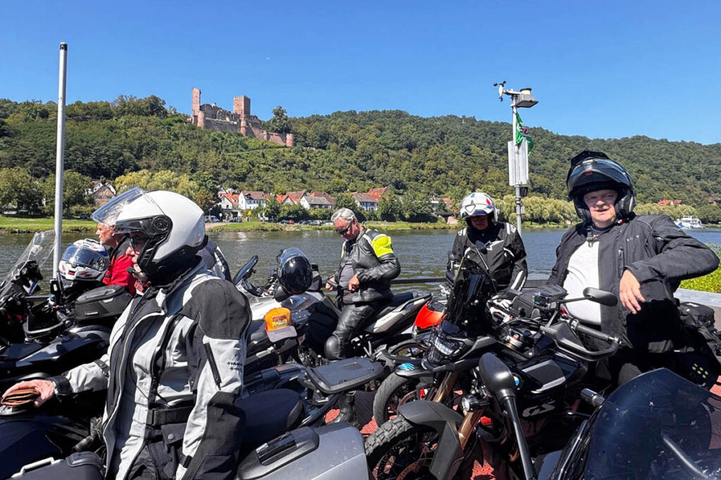 Odenwald Tour Paderborn mit der Fähre unterwegs vor der Henneburg