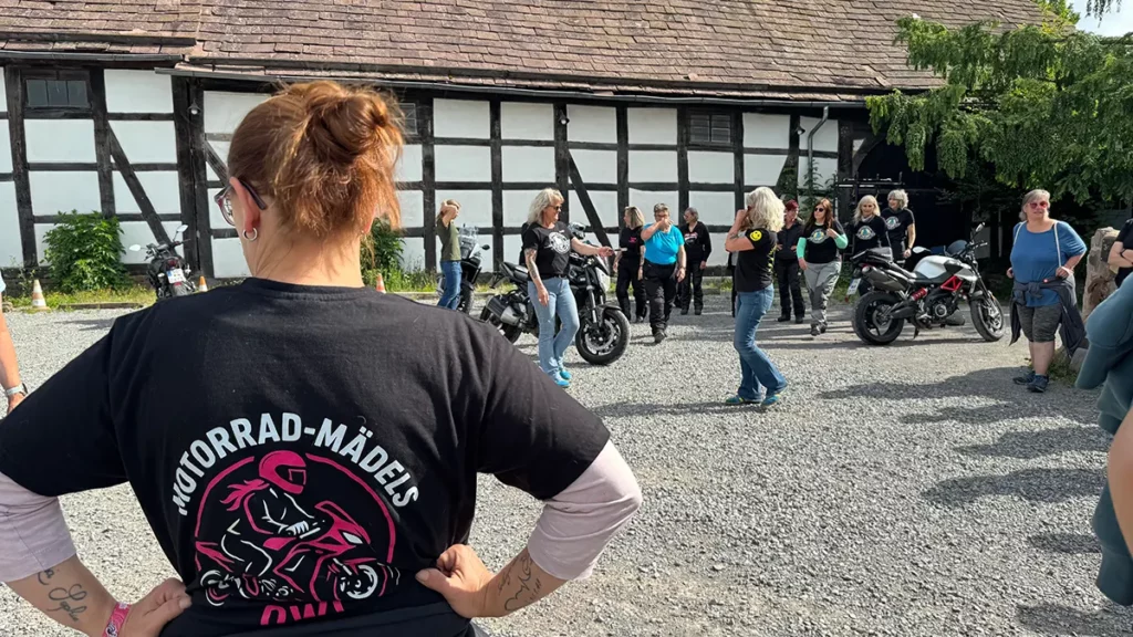 motorrad maedels kick off an der Tonenburg