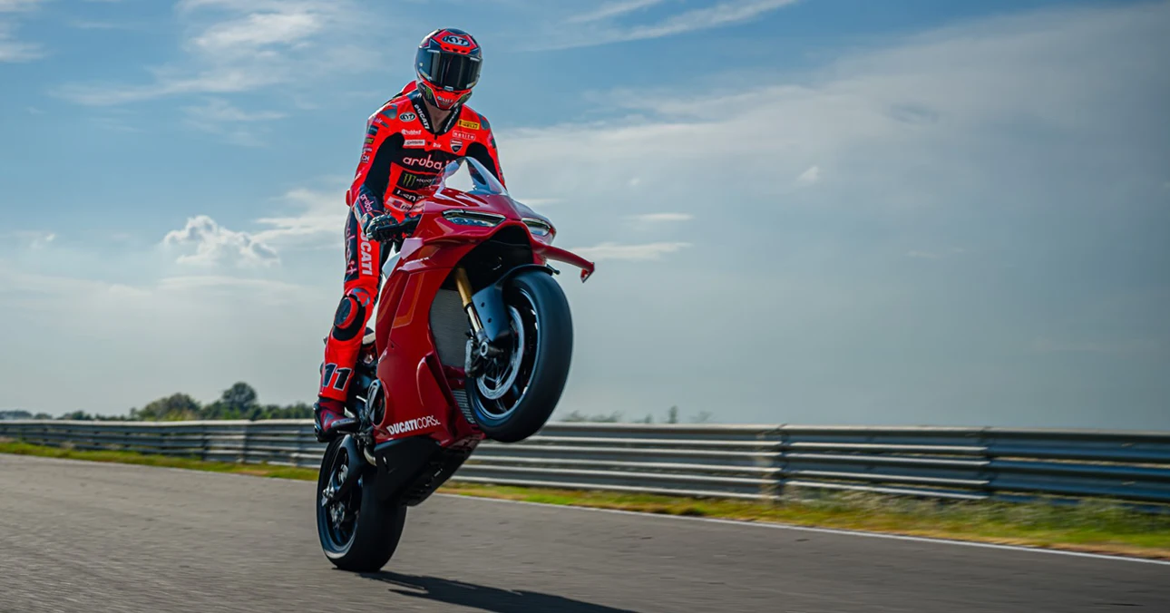 Ducati-Panigale-v4-r-Wheelie