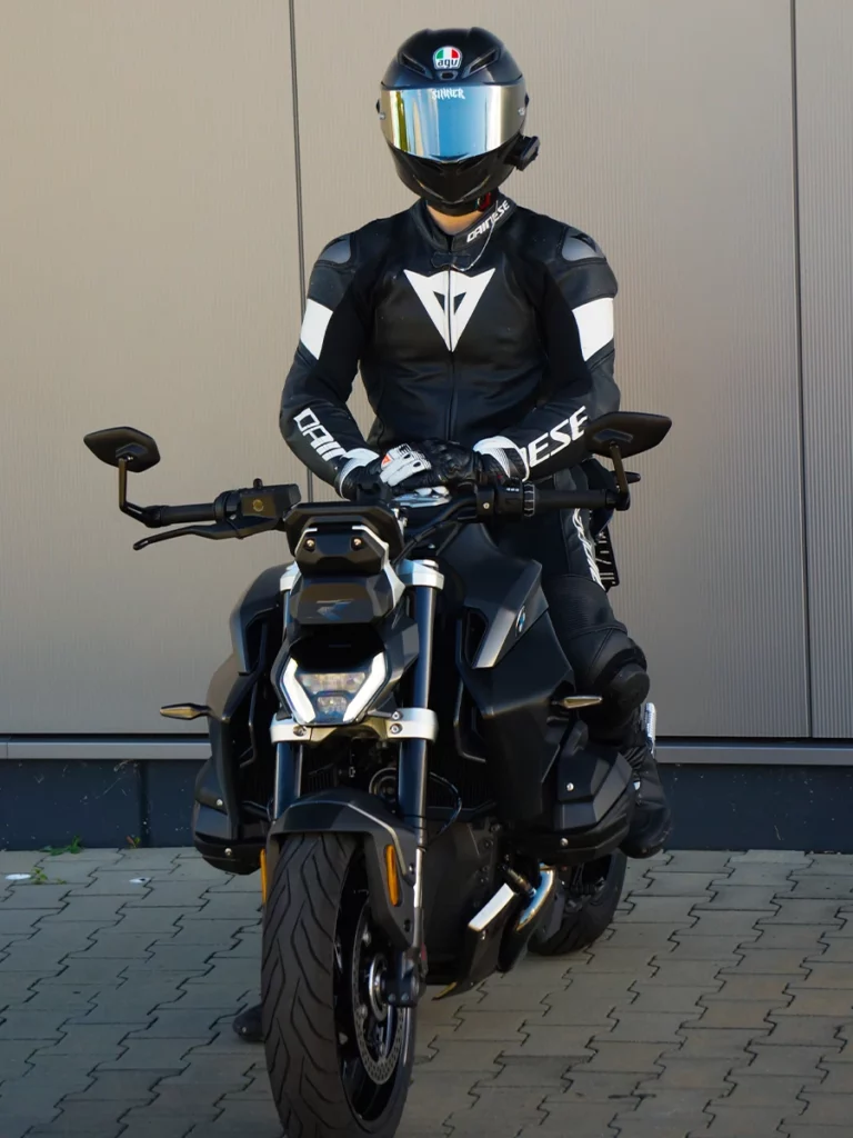 bmw-r-1300-r-matt-side-rider-2