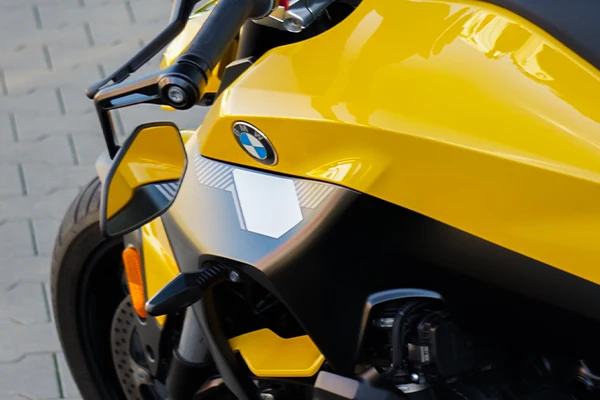 bmw-r-1300-r-yellow-detail-1