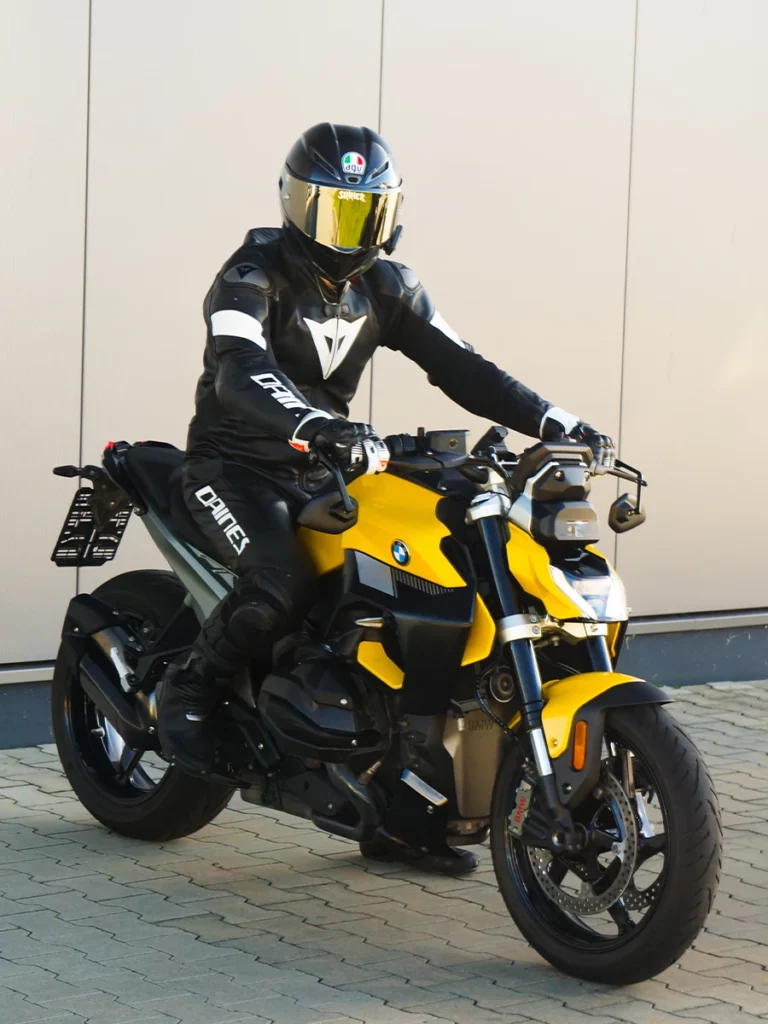 bmw-r-1300-r-gelb-side-rider
